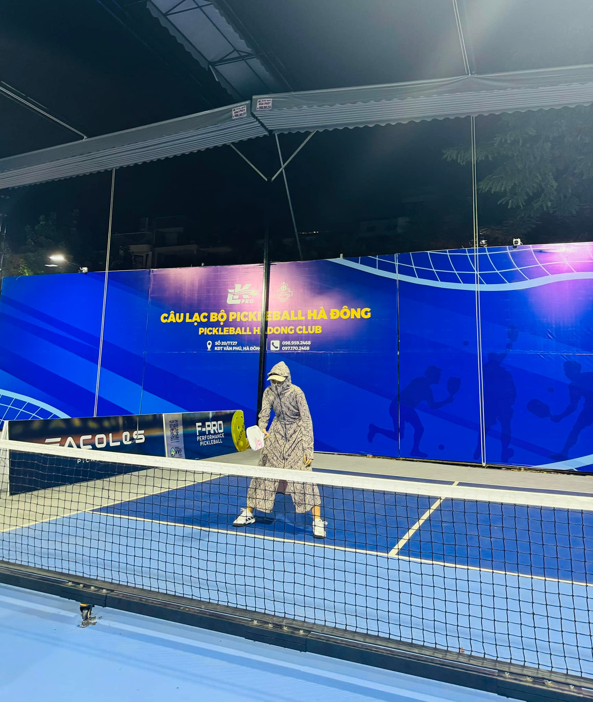 Thay vì mặc váy, áo bó sát, cô nàng này mặc nguyên set áo chống nắng để chơi pickleball.