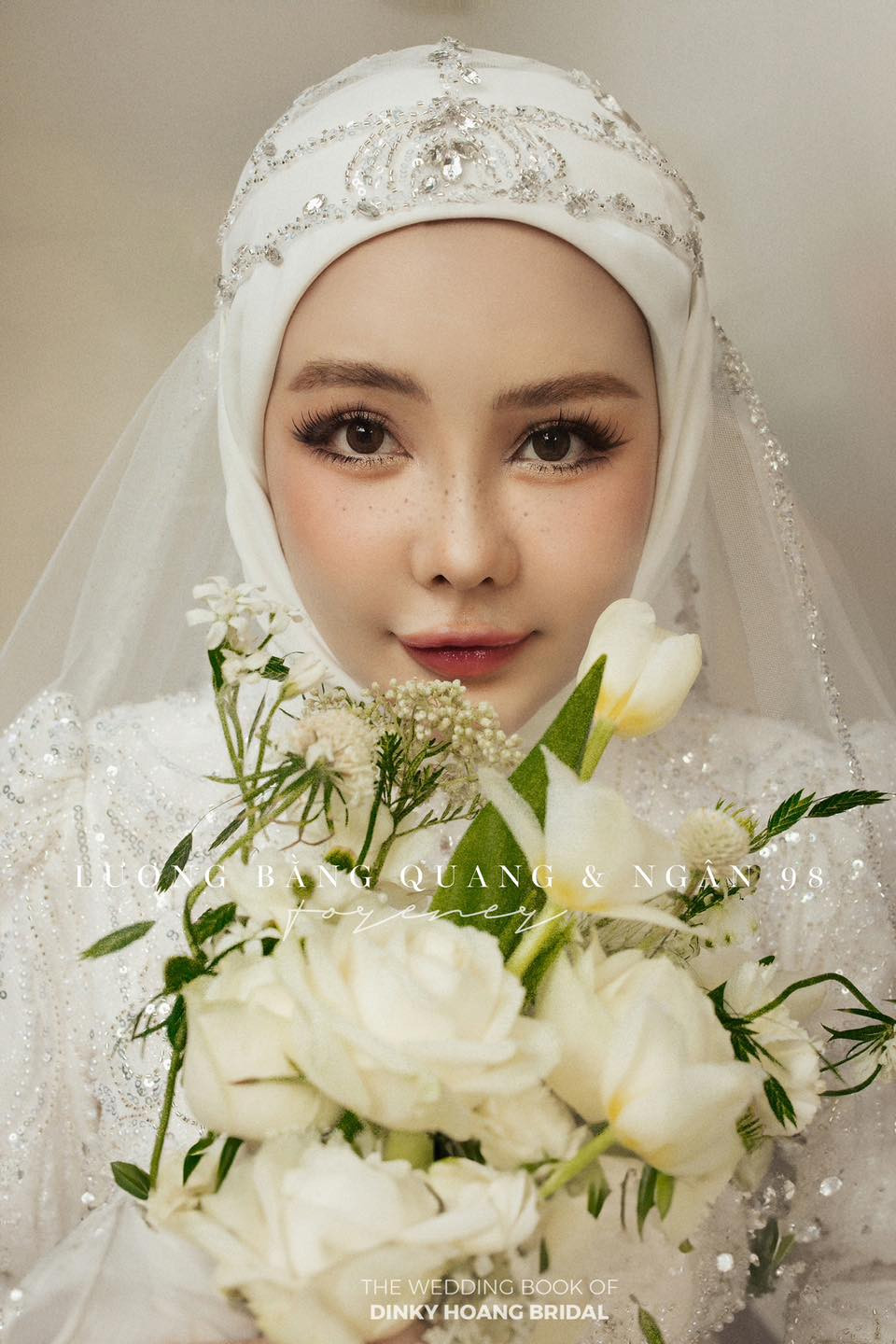 Cô nàng lựa chọn thiết kế váy cưới độc lạ, phần trùm đầu che cả mái tóc.