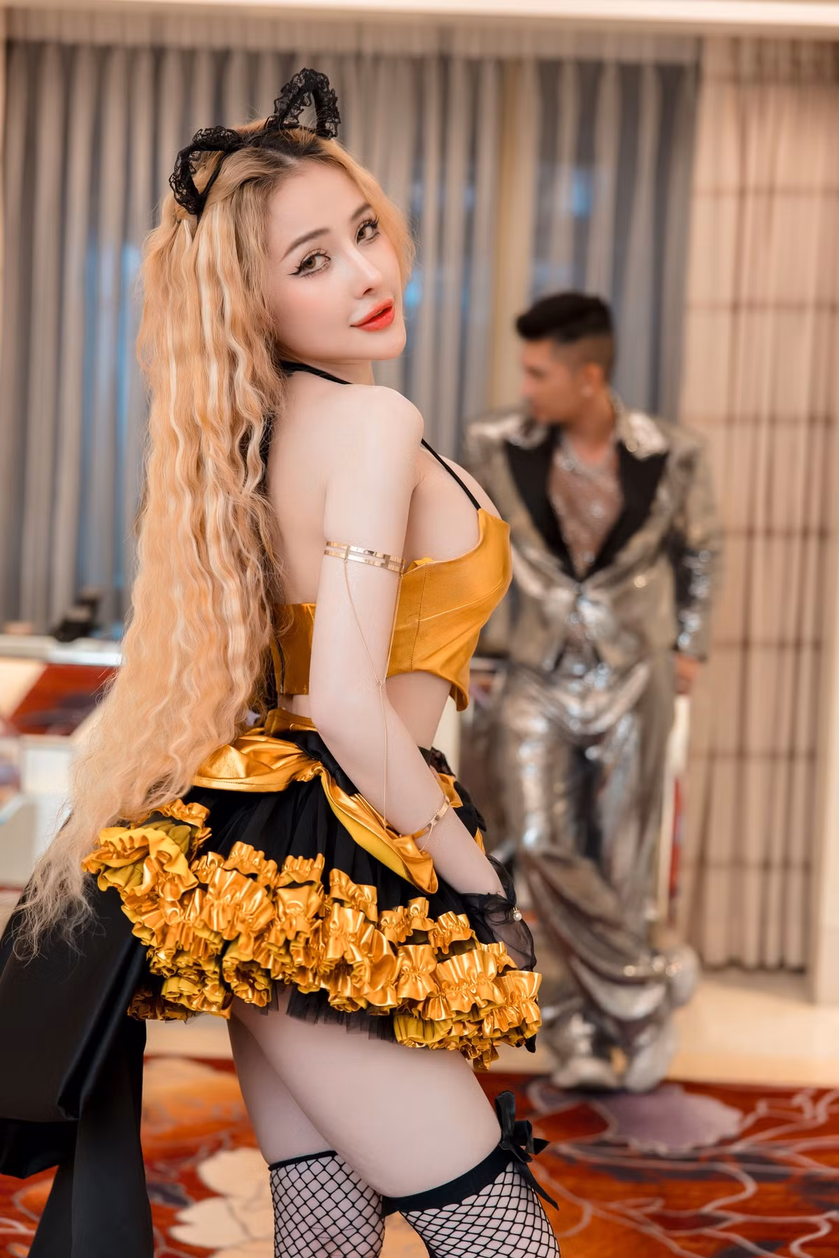 Kết hợp cùng phụ kiện tăng thêm sự gợi cảm.