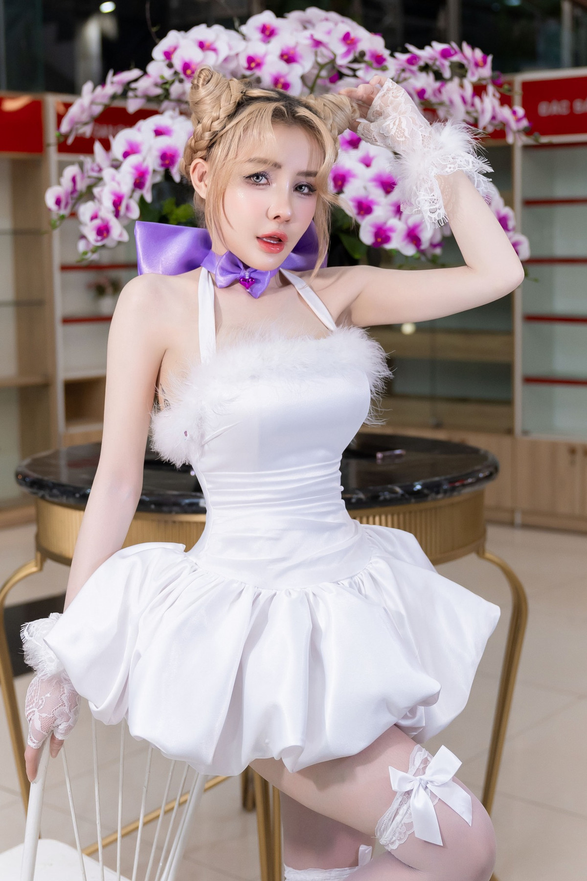 Ngân 98 còn từng bị cấm diễn 4 tháng vì ăn mặc gợi cảm quá đà.