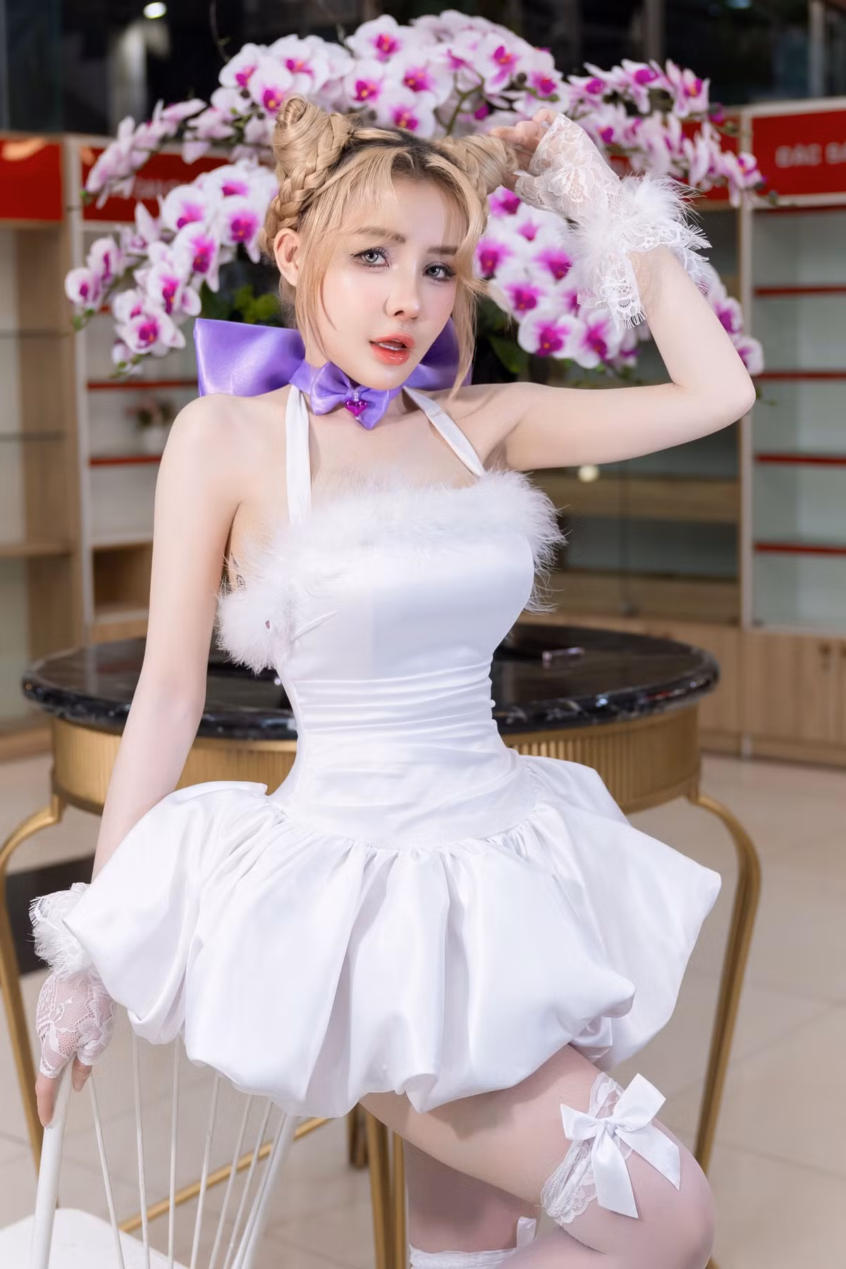 Ngân 98 còn từng bị cấm diễn 4 tháng vì ăn mặc gợi cảm quá đà.