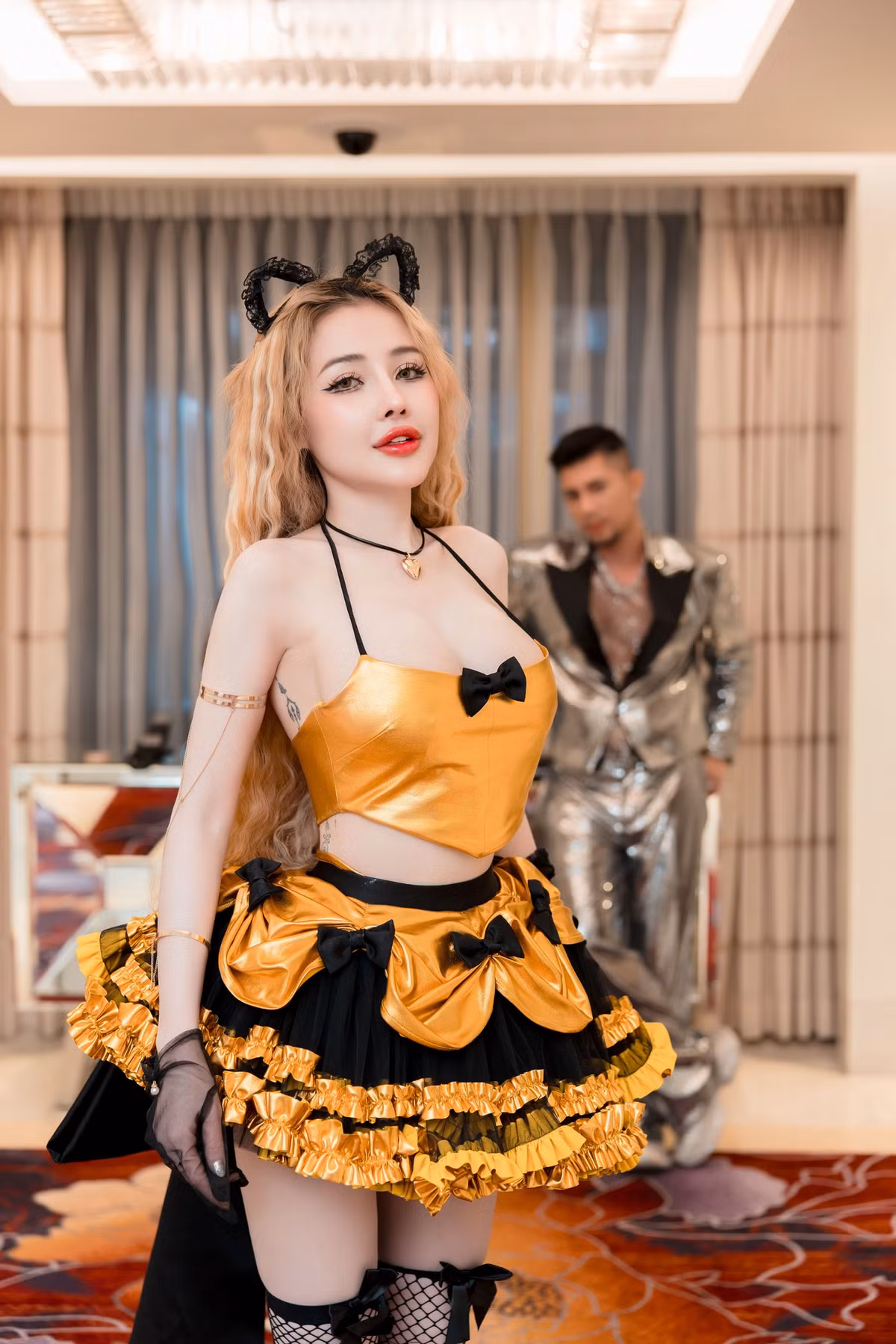 Trang phục đi diễn của cô nàng cũng khiến nhiều người đỏ mặt vì quá ngắn, quá hở.