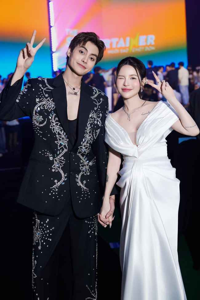 Chồng của Lucie Nguyễn là Trần Tuấn Dương (sinh năm 1998). Tuy không nổi đình nổi đám như bà xã nhưng anh chàng cũng là gương mặt được nhiều bạn trẻ yêu thích nhờ sở hữu vẻ ngoài điển trai như idol Kpop.