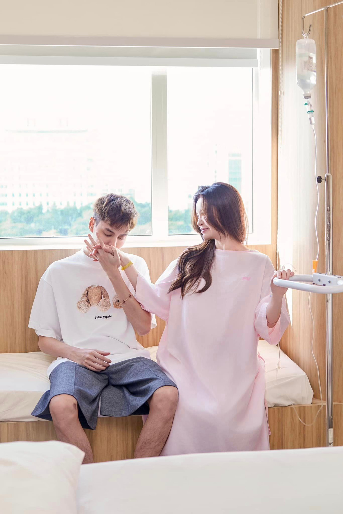 Ai cũng gửi lời chúc mừng đến tổ ấm nhỏ của Lucie Nguyễn. Dù hơn chồng 9 tuổi nhưng "phú bà Sài thành" cũng rất xinh đẹp, trải qua 2 lần sinh nở mà vẫn tươi tắn, rạng ngời. Tuấn Dương luôn ở bên cạnh quan tâm, chăm chút vợ từng li từng tí.