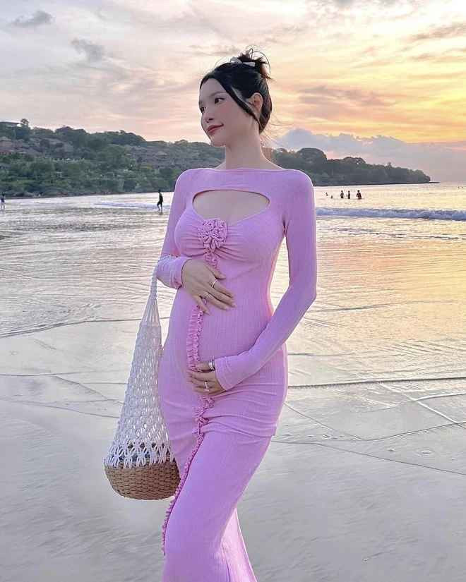 Phong cách điệu đà của Lucie Nguyễn không chỉ đẹp mắt mà còn thể hiện được tính cách ngọt ngào, nữ tính của cô nàng. Trong thời gian bầu bí em bé đầu lòng, cô nàng cũng không ngại diện váy áo khoe bụng bầu, và bộ nào nhìn cũng rất phong cách.