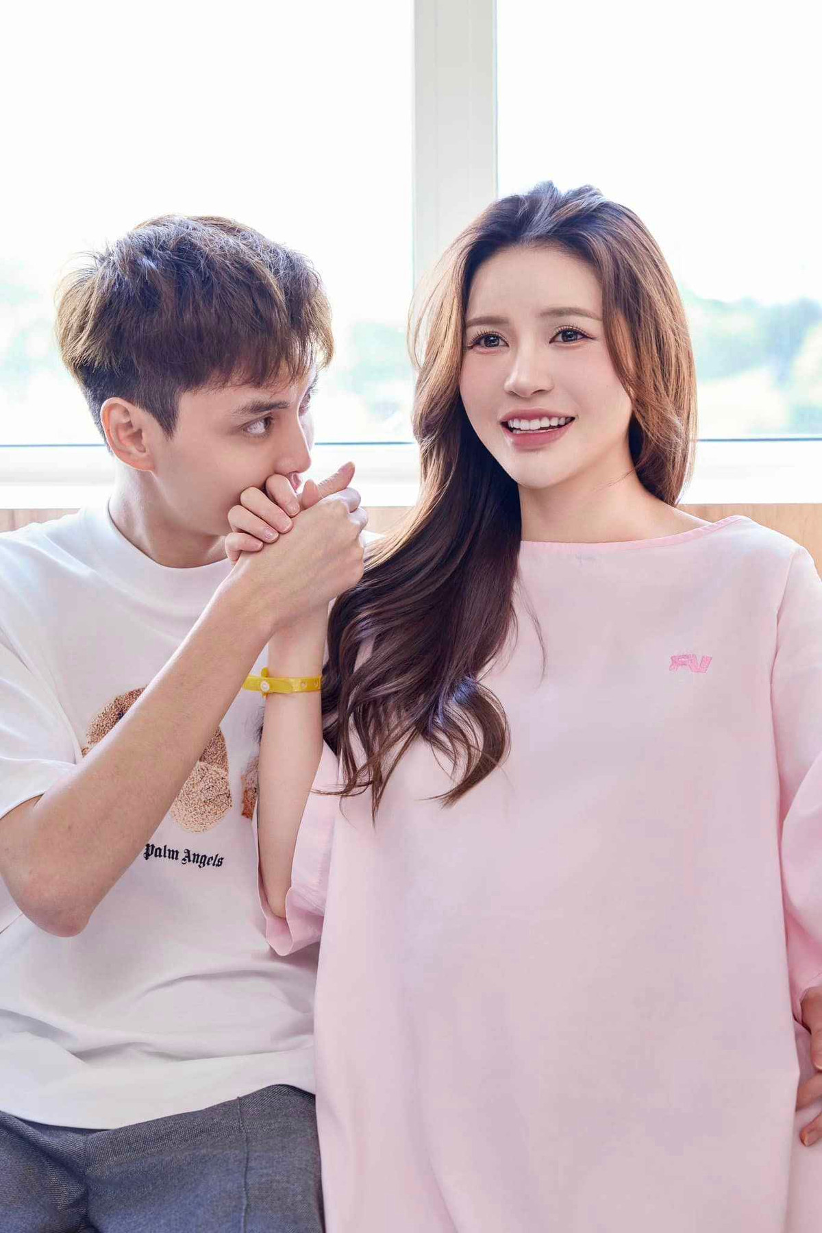 Mới đây, gia đình Lucie Nguyễn đã chào đón bé gái thứ 2 của gia đình. Từ lúc bầu bí cho tới sinh nở, ai cũng phải nhận định Tuấn Dương rất chiều chuộng và yêu thương vợ.