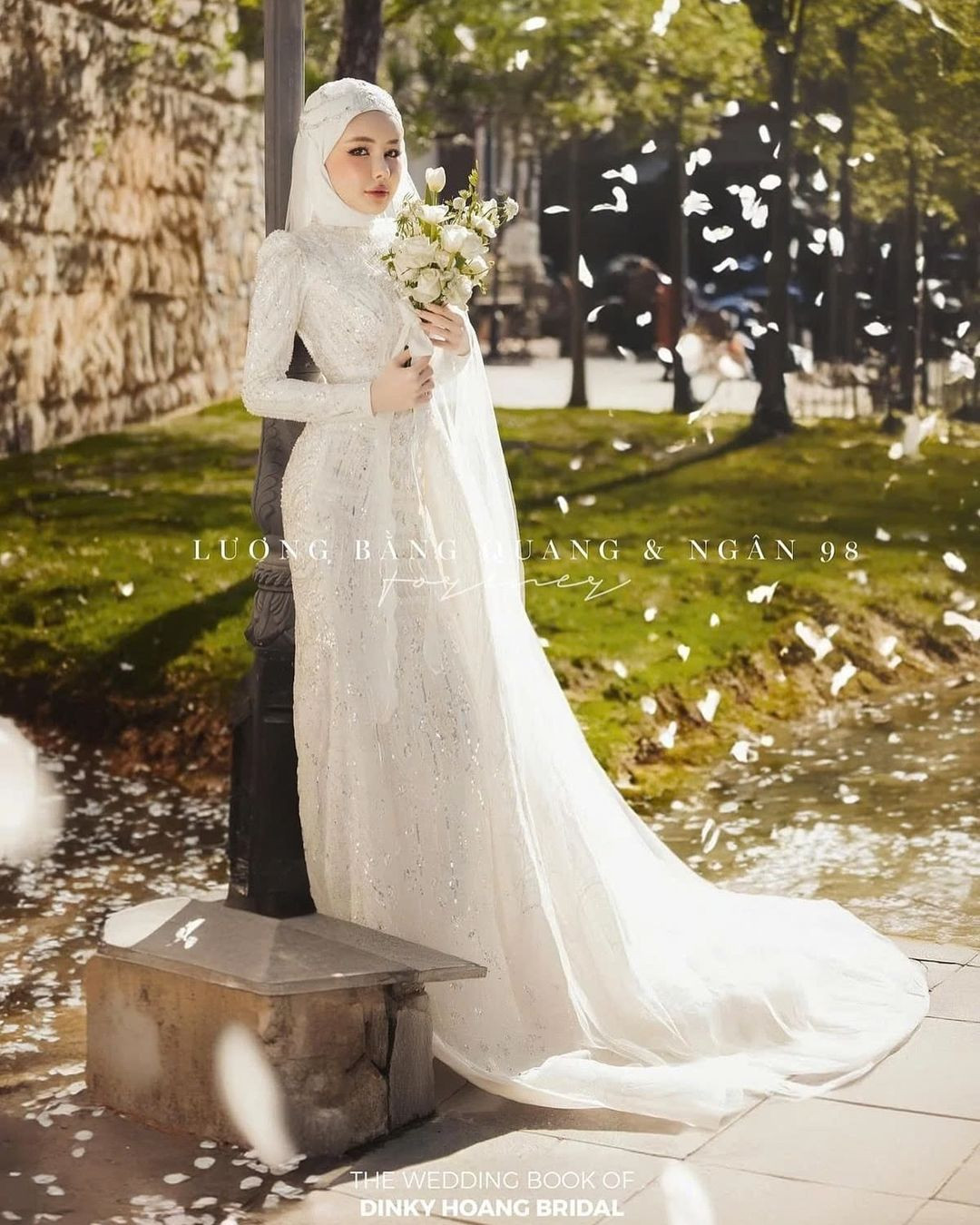 Điểm nhấn trong bức ảnh mới của Ngân 98 đó là khăn trùm kín phần tóc trông vô cùng lạ mắt. Được biết bộ ảnh cưới mới toanh này được cặp đôi chụp trong tháng 8.