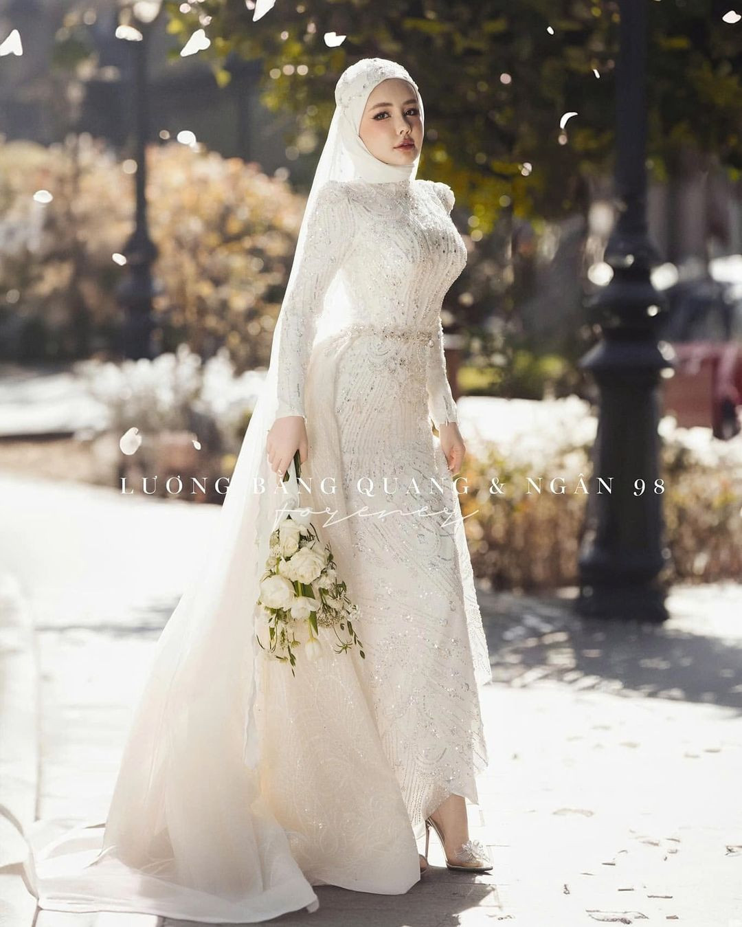 Trong ảnh, Lương Bằng Quang và Ngân 98 có loạt cử chỉ ngọt ngào. Tuy nhiên gây chú ý hơn cả chính là nhan sắc của cô dâu.