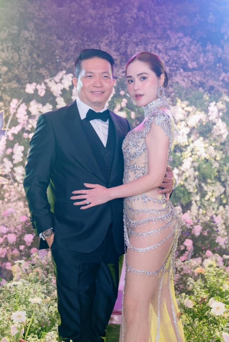 Đến năm 2012, Đoàn Di Băng chuyển hướng sang làm doanh nhân khi lấy người chồng đại gia. Kể từ đó, từ một nhân vật ít ai biết đến mà vợ của đại gia Nguyễn Quốc Vũ trở nên nổi tiếng hơn và là cái tên thường xuyên xuất hiện trên các mặt báo.