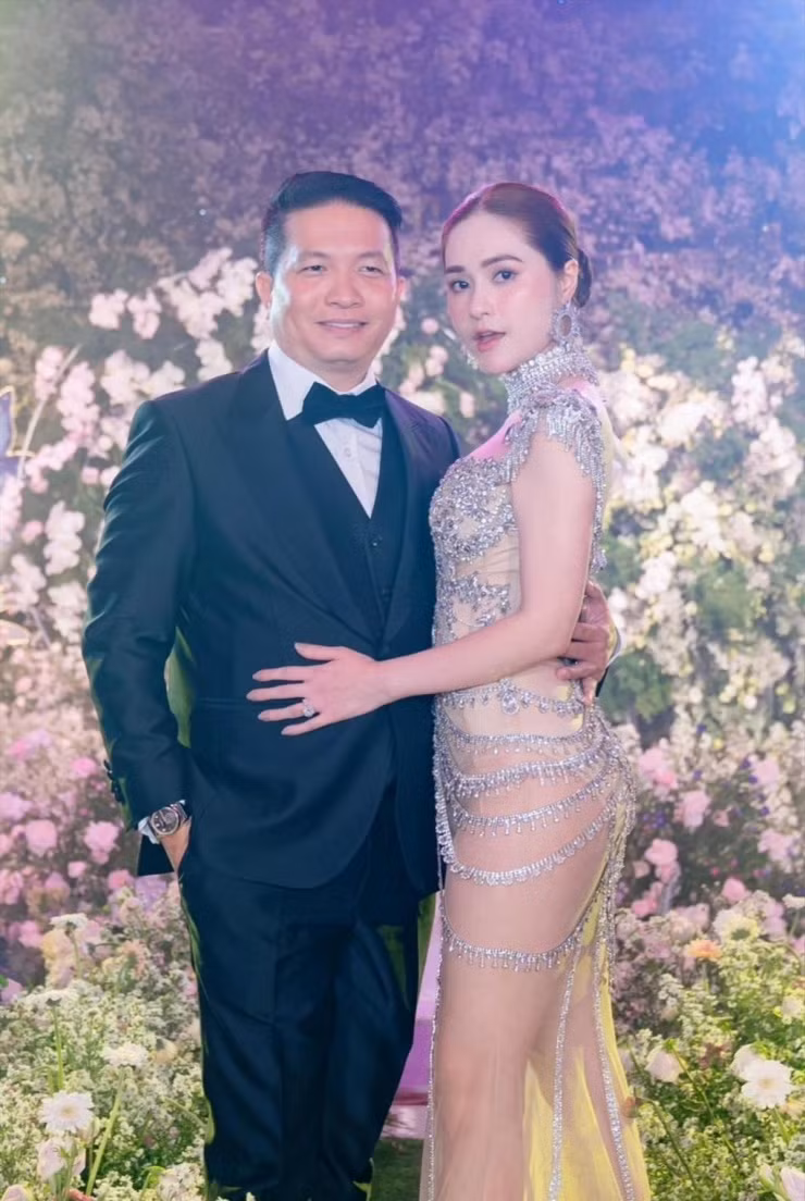 Đến năm 2012, Đoàn Di Băng chuyển hướng sang làm doanh nhân khi lấy người chồng đại gia. Kể từ đó, từ một nhân vật ít ai biết đến mà vợ của đại gia Nguyễn Quốc Vũ trở nên nổi tiếng hơn và là cái tên thường xuyên xuất hiện trên các mặt báo.