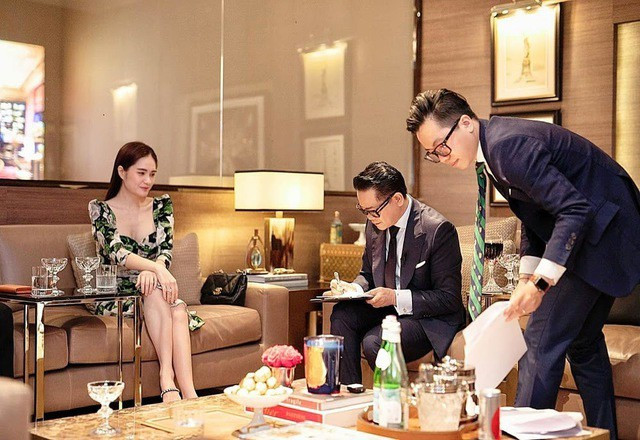 Trong gara của vợ chồng doanh nhân Nguyễn Quốc Vũ có đầy đủ những thương hiệu siêu xe, xe sang tên tuổi như Lamborghini Huracan LP610-4, Mercedes-AMG G 63, Porsche Panamera, Rolls-Royce... Ước tính, tổng giá trị dàn xe có thể chạm ngưỡng 200 tỷ đồng.