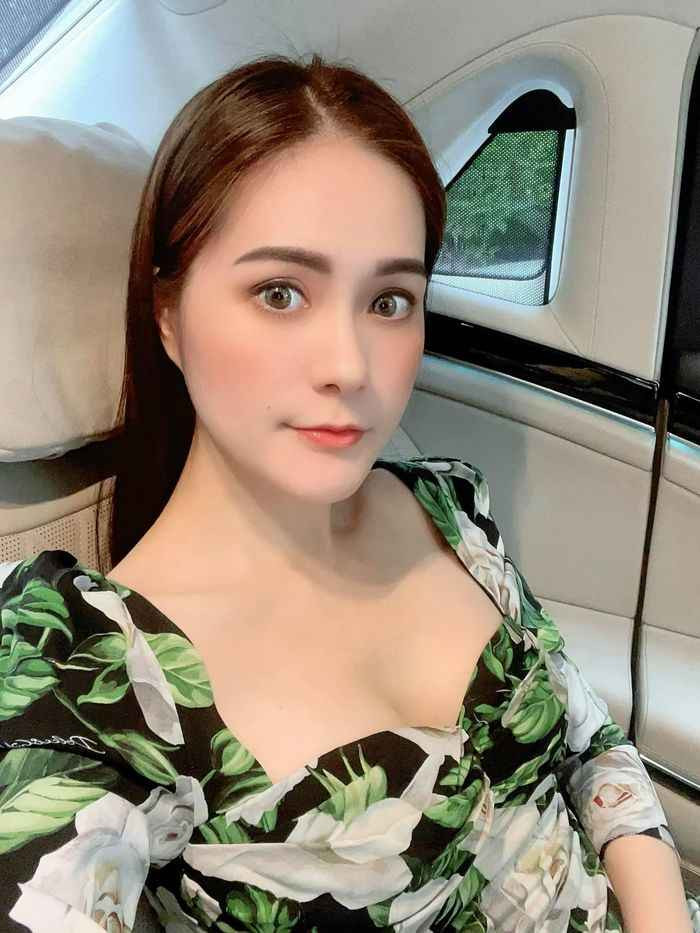 Trong những ngày đầu tham gia ca hát, Đoàn Di Băng đã giành được giải bạc trong cuộc thi Giọng hát vàng Ngành du lịch TP.HCM lần VI năm 2010.