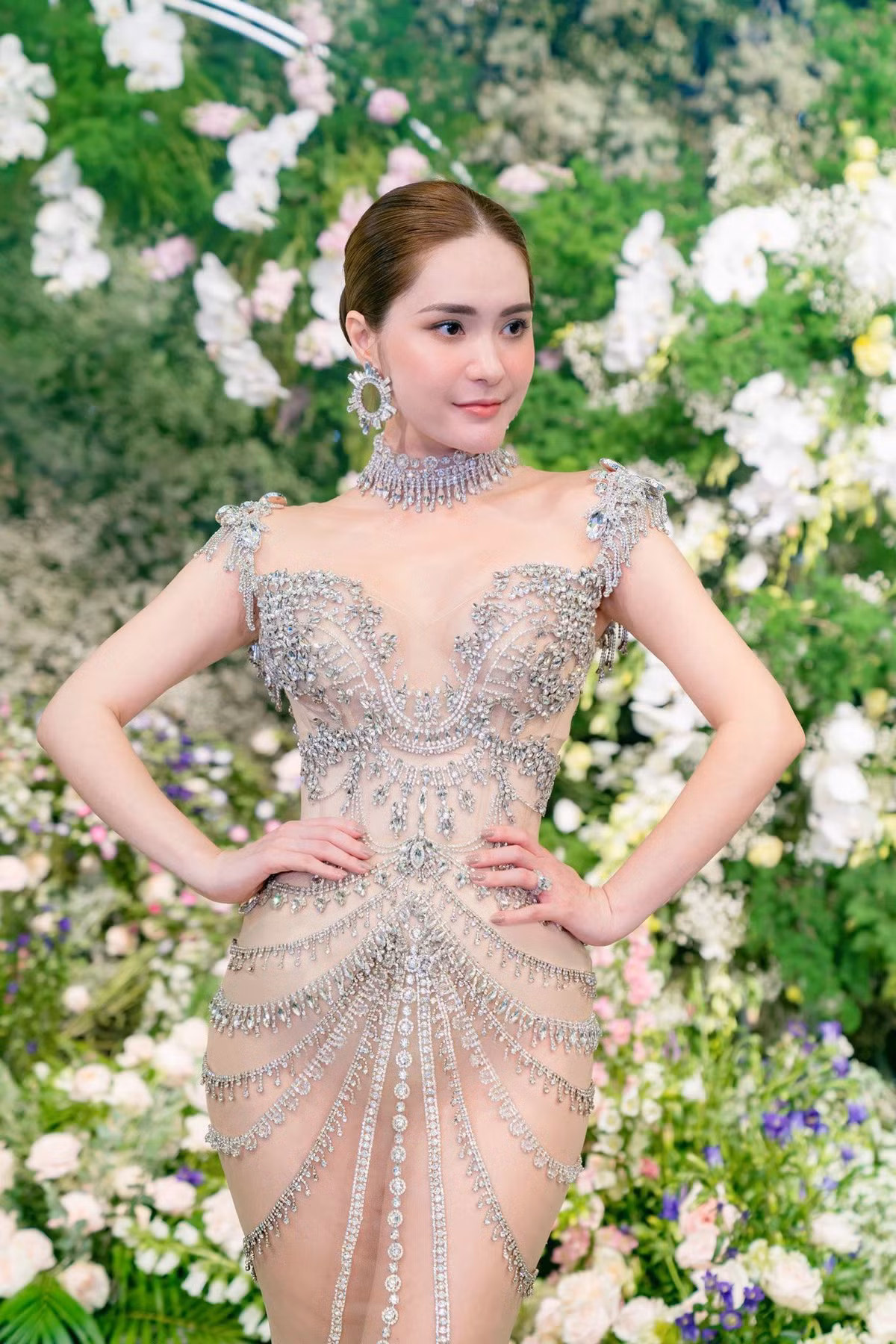 Sau đó, Đoàn Di Bằng góp giọng trong ca khúc Vườn hạnh phúc của Lý Hải và được nhiều khán giả biết đến hơn. Thời điểm đó, nữ ca sĩ hoạt động rất tích cực khi tham gia song song nhiều lĩnh vực như diễn viên và người mẫu.