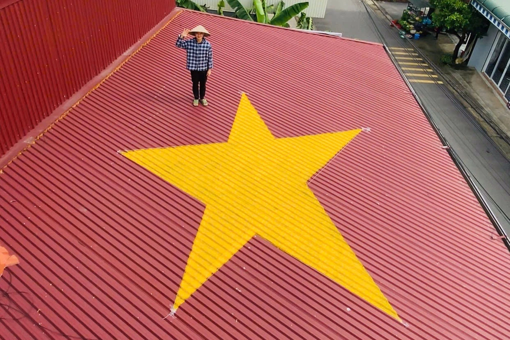 Cũng từ những video trên mạng xã hội, hai anh em Nguyễn Ngọc Hiền (23 tuổi) và Nguyễn Ngọc Miền (21 tuổi) ở Quốc Oai (Hà Nội) xin phép bố mẹ vẽ ngôi sao vàng 5 cánh trên mái nhà lợp tôn đỏ.