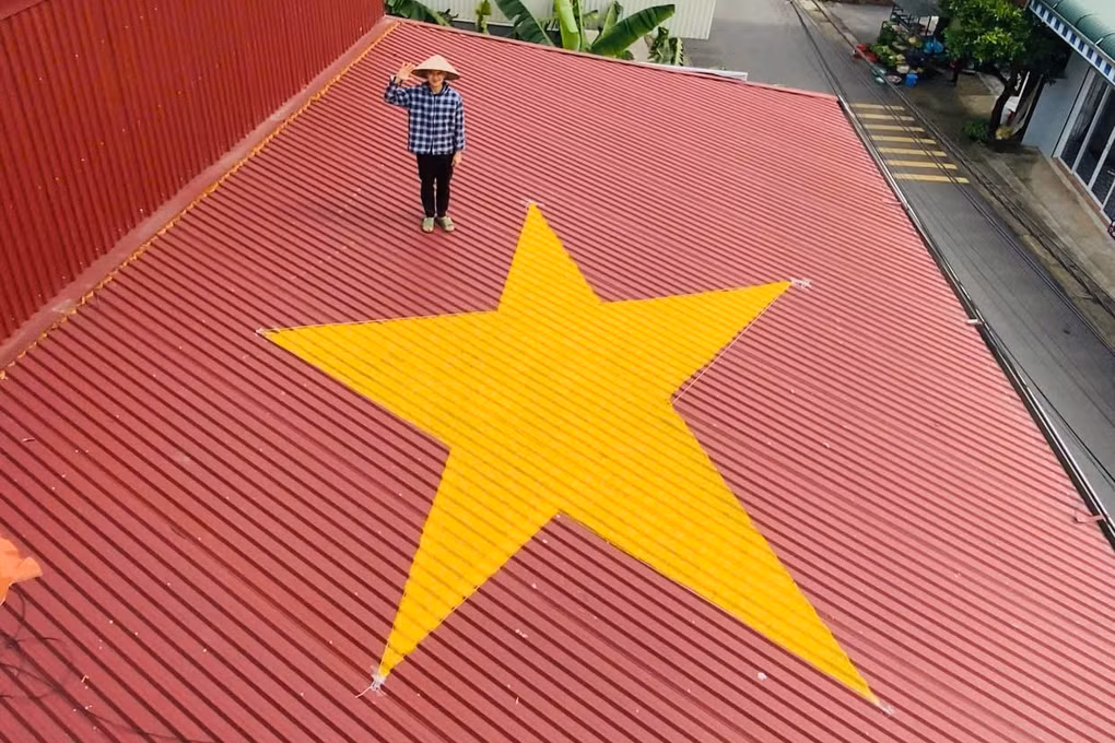 Cũng từ những video trên mạng xã hội, hai anh em Nguyễn Ngọc Hiền (23 tuổi) và Nguyễn Ngọc Miền (21 tuổi) ở Quốc Oai (Hà Nội) xin phép bố mẹ vẽ ngôi sao vàng 5 cánh trên mái nhà lợp tôn đỏ.