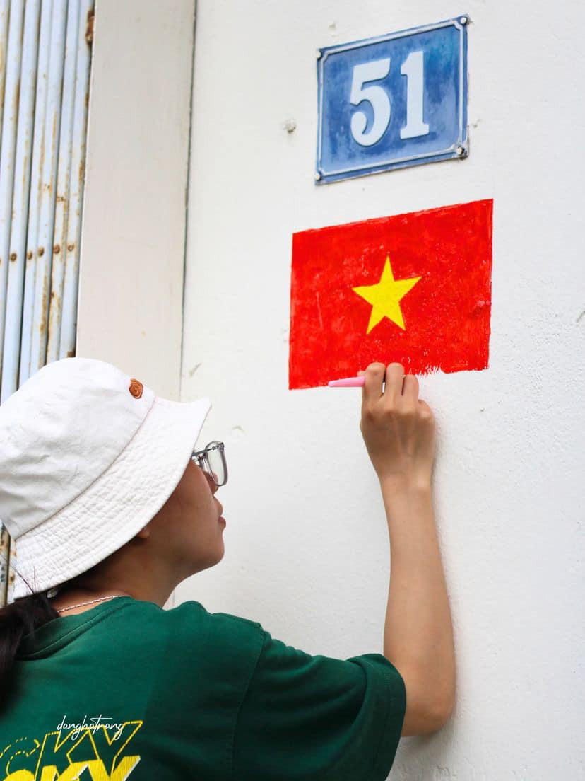 Vì điều kiện không thuận lợi cho việc vẽ lá cờ Tổ quốc lên mái nhà, nhiều bạn trẻ đã bắt "trend" bằng cách vẽ lên trên cổng nhà.