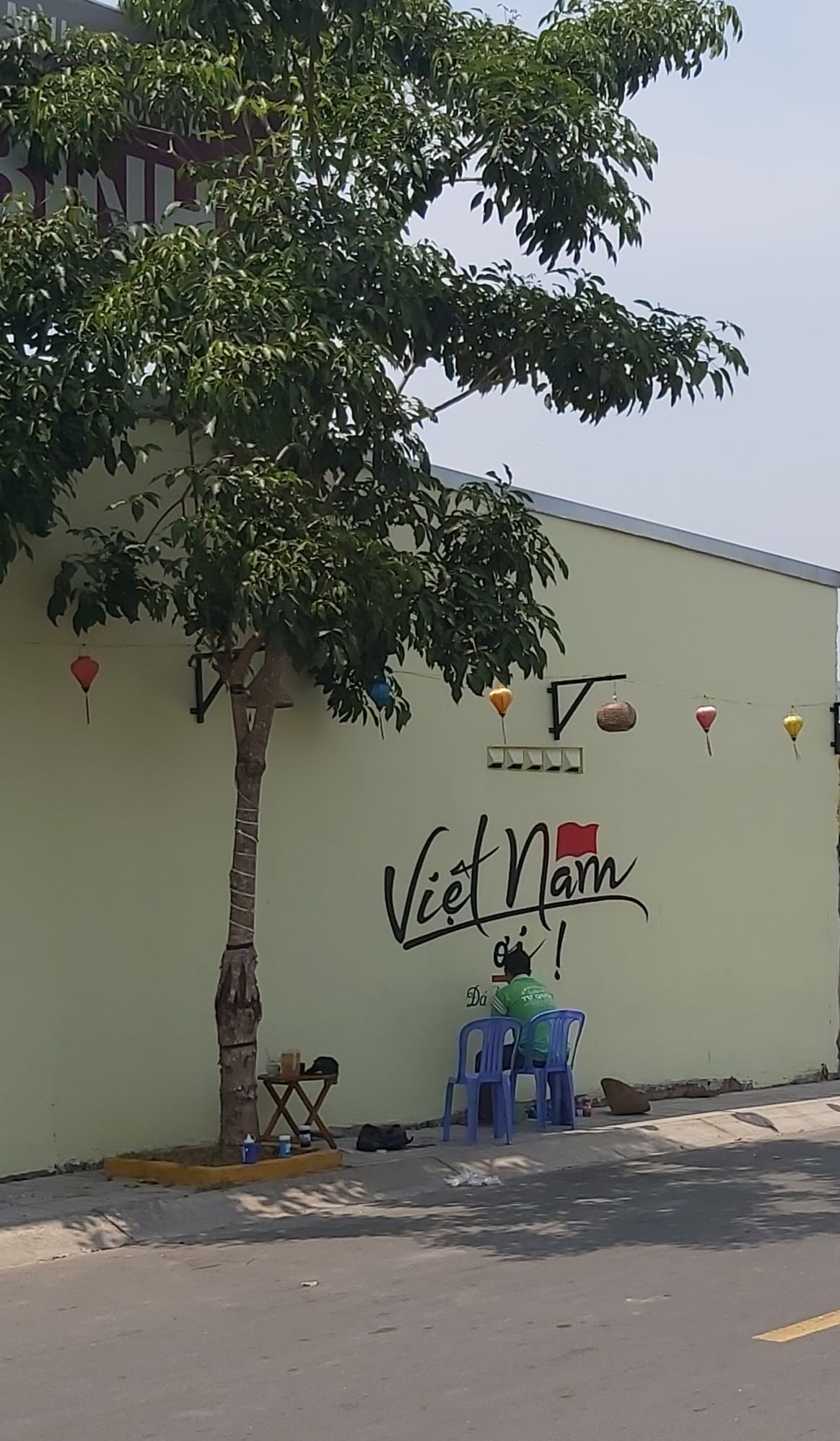 Dù bằng cách này hay cách khác, việc vẽ lá cờ Tổ quốc không chỉ góp phần làm đẹp cho căn nhà, cho đường phố mà còn thể hiện tình yêu nước, niềm tự hào dân tộc đến mọi người xung quanh, đặc biệt là thế hệ trẻ.