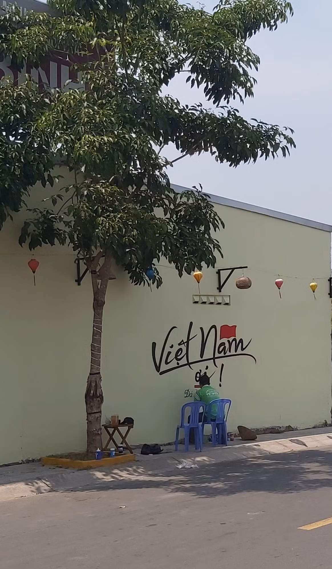 Dù bằng cách này hay cách khác, việc vẽ lá cờ Tổ quốc không chỉ góp phần làm đẹp cho căn nhà, cho đường phố mà còn thể hiện tình yêu nước, niềm tự hào dân tộc đến mọi người xung quanh, đặc biệt là thế hệ trẻ.