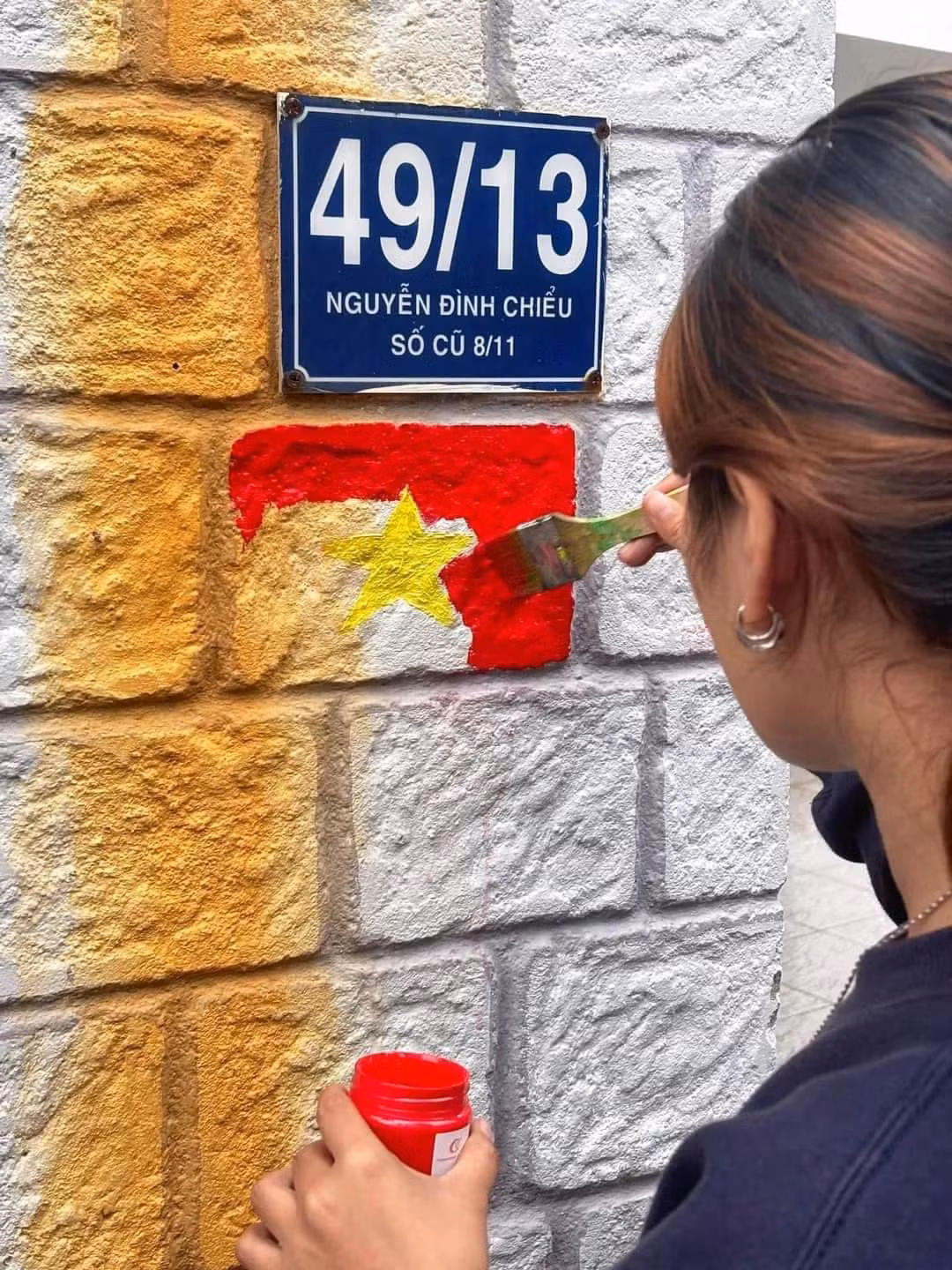 Một bạn trẻ đã hưởng ứng trend bằng cách vẽ lá cờ lên cửa nhà.