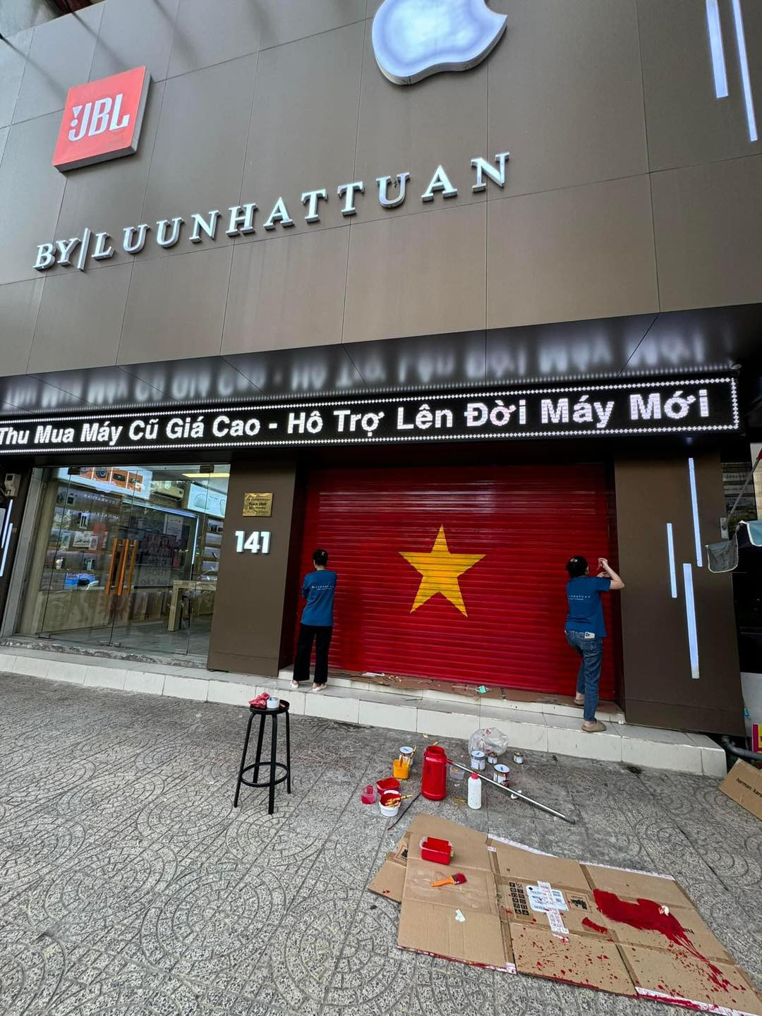Một cửa hàng đã sơn hình lá cờ lên cửa cuốn.