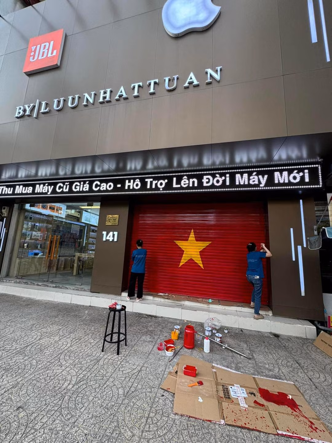 Một cửa hàng đã sơn hình lá cờ lên cửa cuốn.