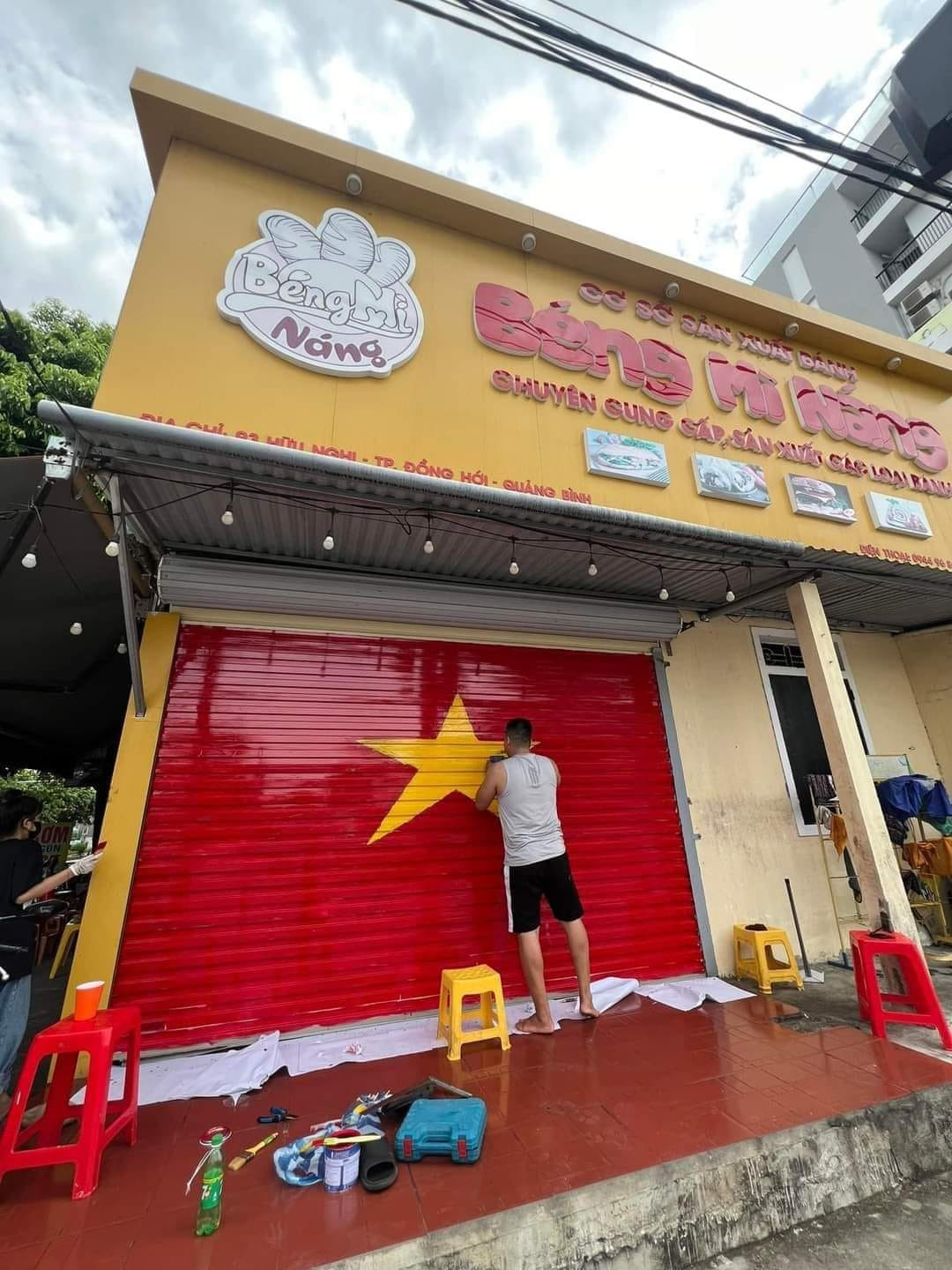 Không chỉ sơn lên mái nhà, nhiều người cũng đã hưởng ứng trend bằng cách sơn cửa nhà, cửa hàng hình lá cờ đỏ sao vàng.