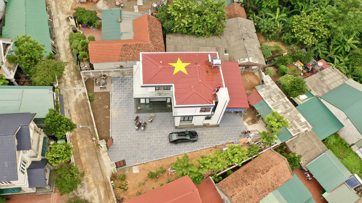 Những ngày vừa qua cộng đồng mạng liên tục lan truyền những hình ảnh vẽ cờ Tổ quốc trên mái nhà, sơn cở Tổ quốc lên cửa, hay vẽ lên bờ tường, lên nón... Những hình ảnh này được nhiều bạn trẻ trên khắp các tỉnh thành hưởng ứng, biến nó thành "trend" vì cho rằng đây là hành động mang đậm bản sắc dân tộc và tình yêu nước