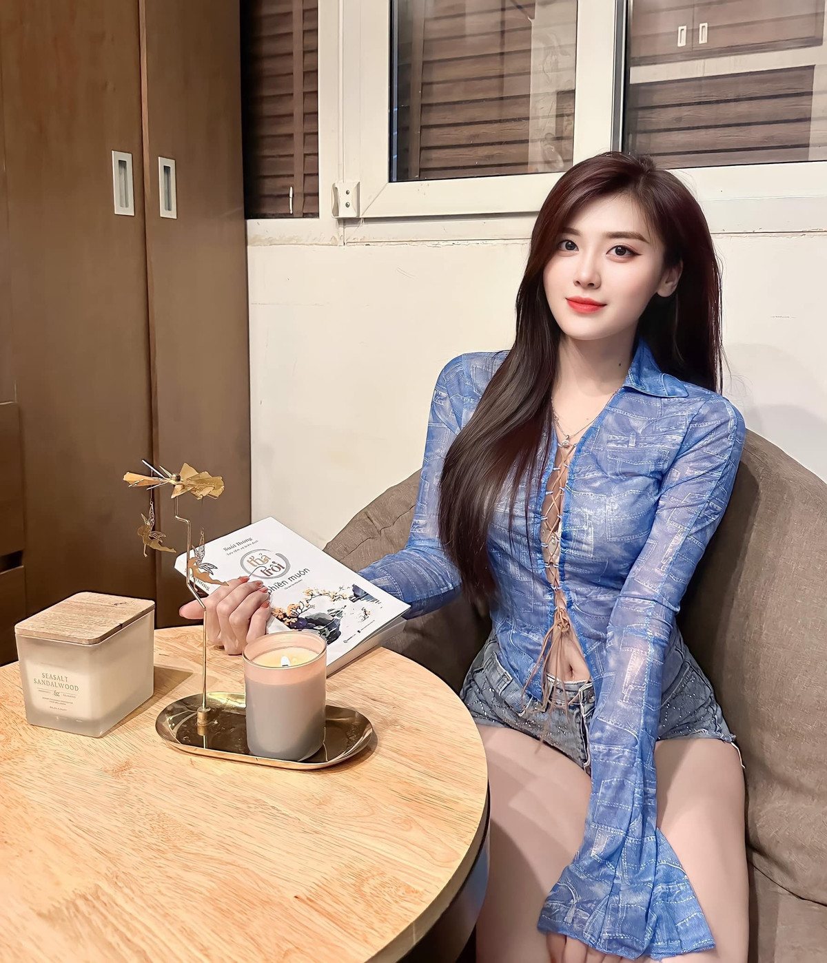 Sau khi tốt nghiệp, Huyền Trang cũng không theo đuổi ngành đã học, cô rẽ ngang làm mẫu ảnh và KOL.