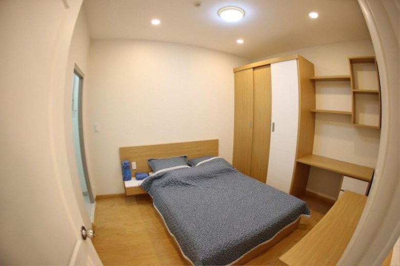 Căn hộ có diện tích 70m2 đối diện hồ bơi mang tên Ánh Viên, gồm 2 phòng ngủ, trang bị đầy đủ thiết bị nội thất cao cấp như gian bếp hiện đại, máy giặt, smart tv, máy lạnh, ghế sofa, bộ giường ngủ, tủ quần áo… (Ảnh: Đông Huỳnh).