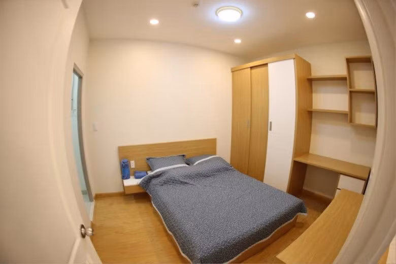 Căn hộ có diện tích 70m2 đối diện hồ bơi mang tên Ánh Viên, gồm 2 phòng ngủ, trang bị đầy đủ thiết bị nội thất cao cấp như gian bếp hiện đại, máy giặt, smart tv, máy lạnh, ghế sofa, bộ giường ngủ, tủ quần áo… (Ảnh: Đông Huỳnh).