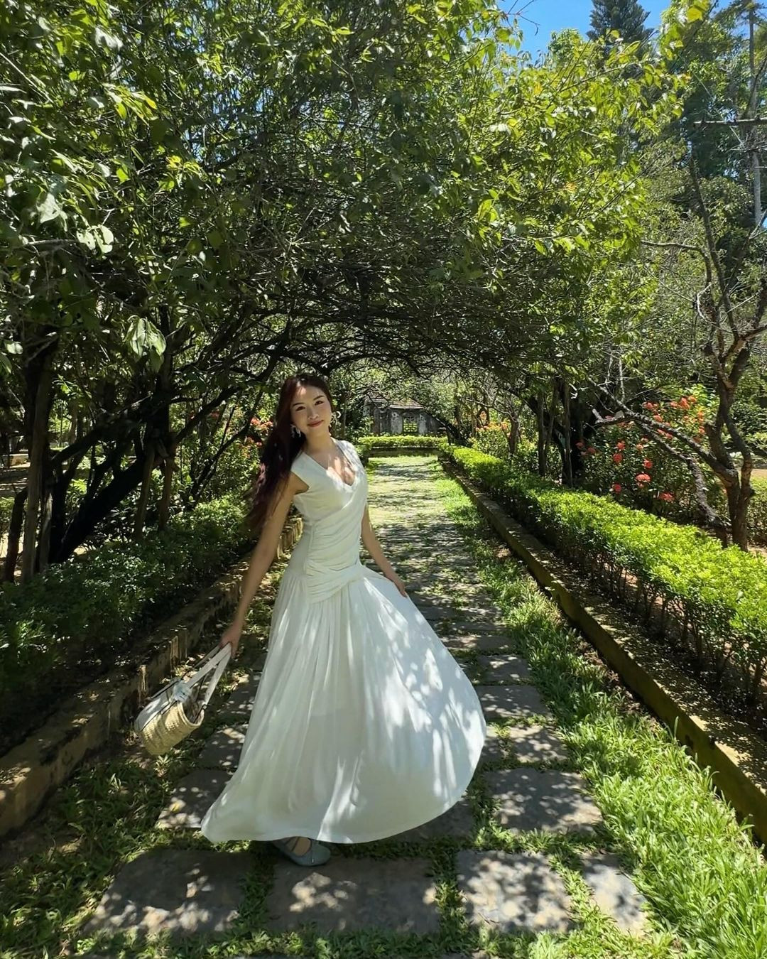 Có hình thể cân đối, đôi chân thon dài nổi tiếng nên người đẹp quê Nha Trang luôn biết cách khoe lợi thế vóc dáng.