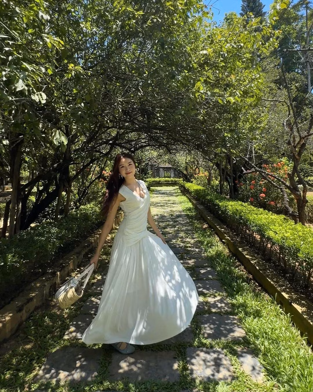 Có hình thể cân đối, đôi chân thon dài nổi tiếng nên người đẹp quê Nha Trang luôn biết cách khoe lợi thế vóc dáng.