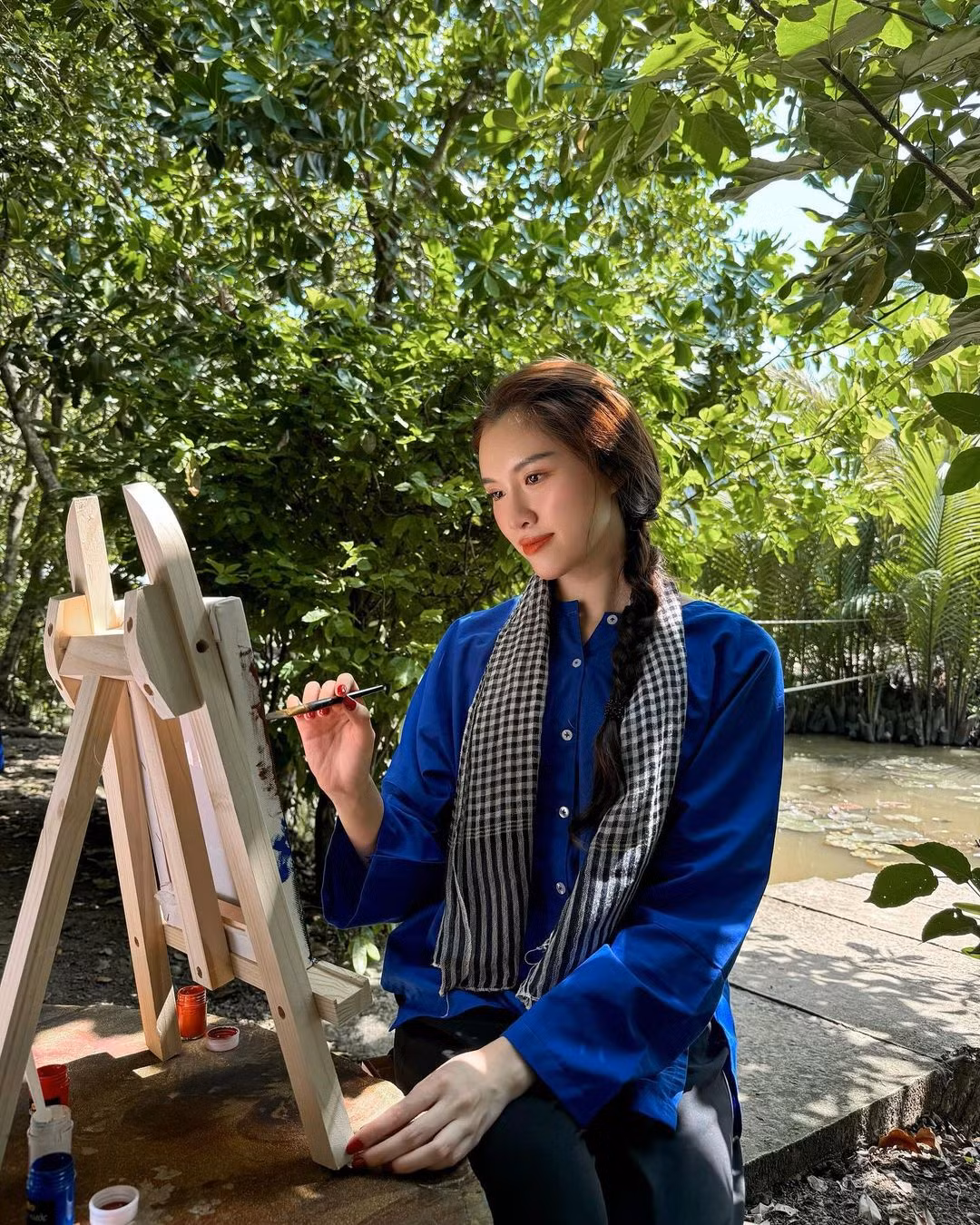 Trên trang cá nhân, mới đây nữ MC xinh đẹp Thanh Thanh Huyền đã đăng tải những bức ảnh khoe loạt hoạt động ở miền Tây sông nước của mình.