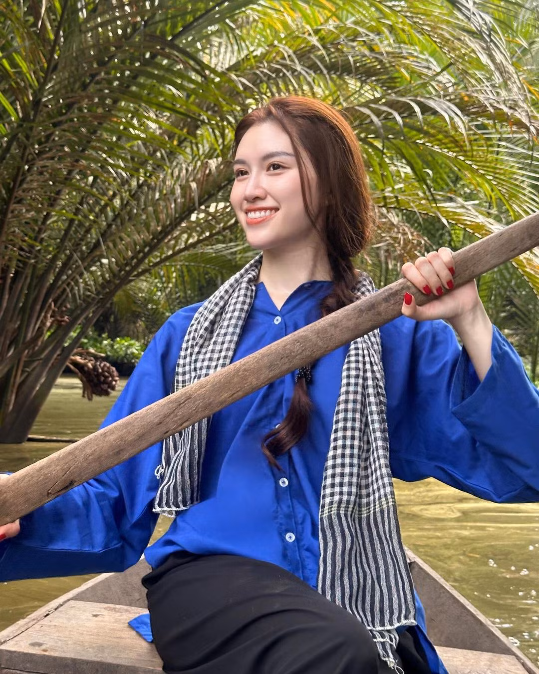 Trong loạt hoạt động của mình trong chuyến đi về miền sông nước miền Tây, Thanh Thanh Huyền có dịp trải nghiệm nhiều hoạt động như chèo thuyền, thưởng thức ẩm thực địa phương....