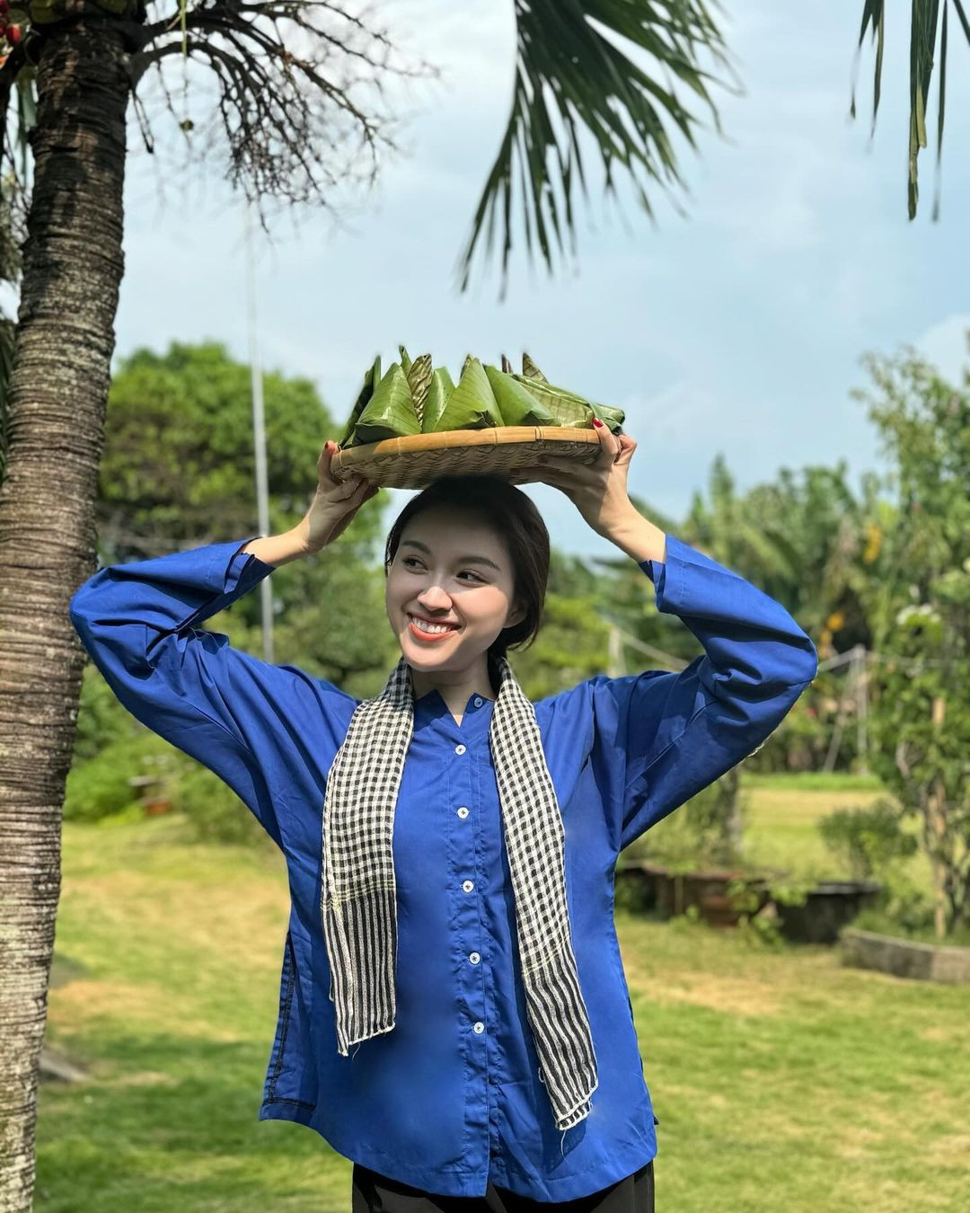 Dưới bài đăng của nữ MC xinh đẹp nhiều người đã thả tim và khen hết lời nhan sắc dịu dàng của cô nàng.