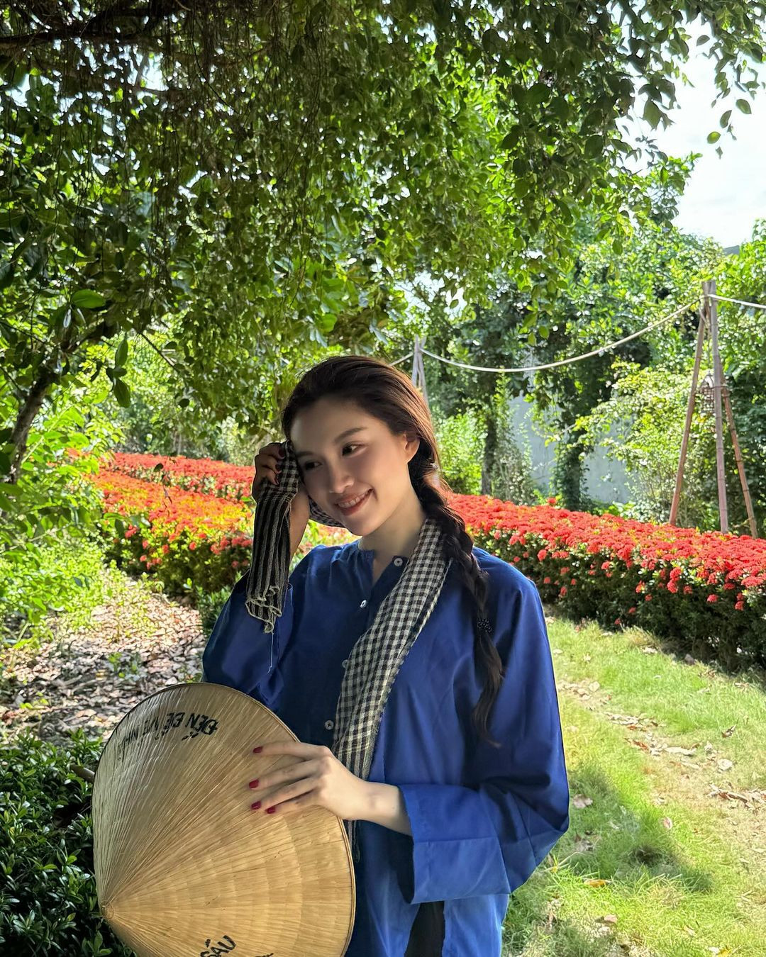 Trên trang cá nhân, để minh họa cho những bức ảnh, Thanh Thanh Huyền để lại dòng trạng thái: "A day at Miền Tây" (dịch: "Một ngày ở Miền Tây").