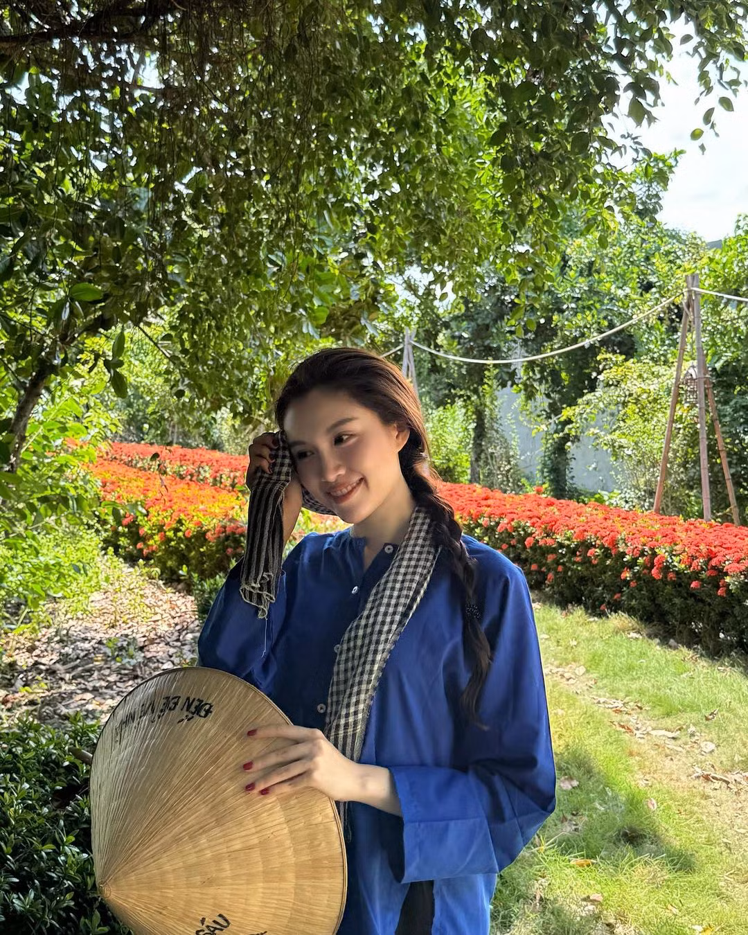 Trên trang cá nhân, để minh họa cho những bức ảnh, Thanh Thanh Huyền để lại dòng trạng thái: "A day at Miền Tây" (dịch: "Một ngày ở Miền Tây").