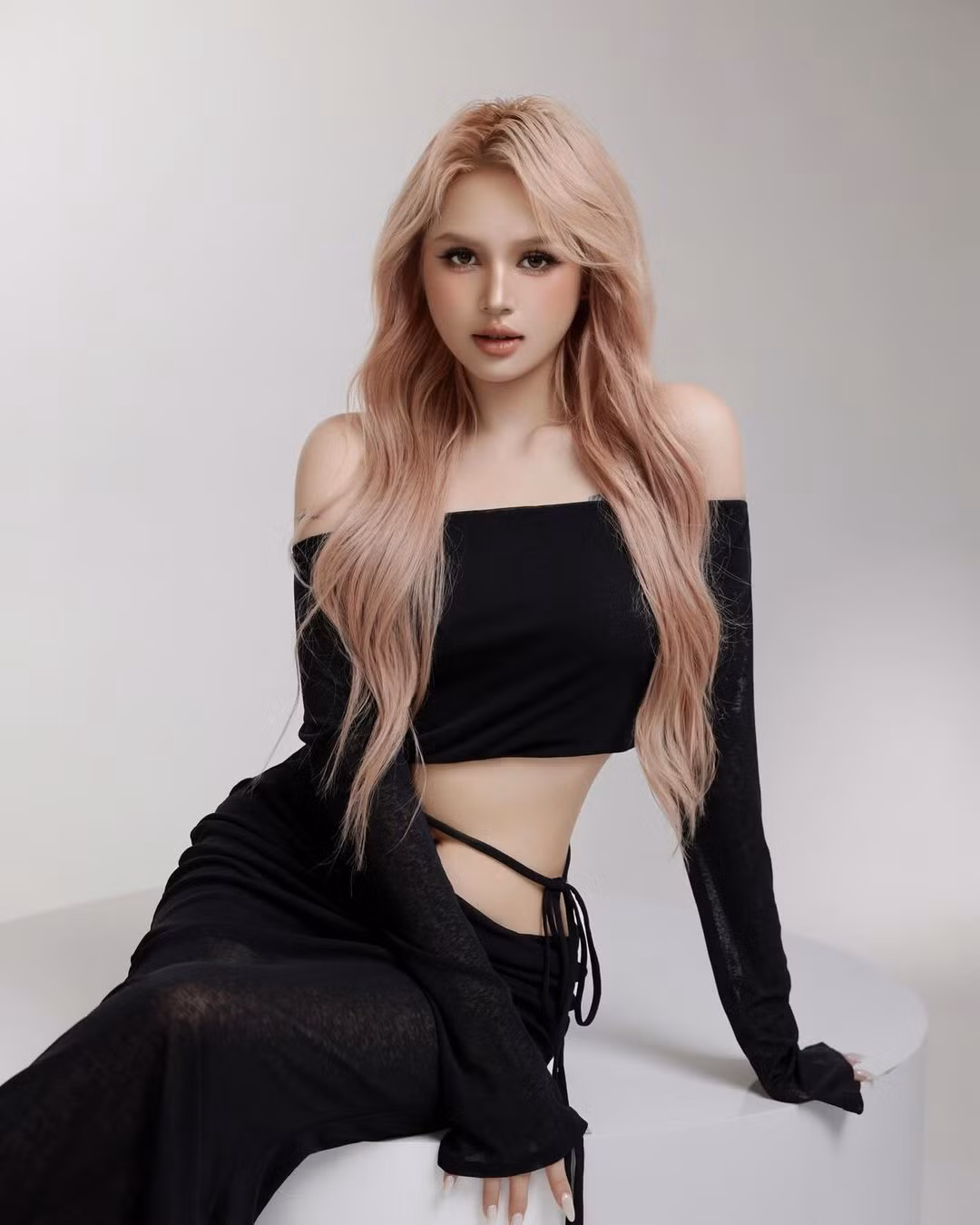 Diện thiết kế set váy màu đen đơn giản, Xoài Non trông vô cùng trưởng thành, gợi cảm trong bộ ảnh lần này.