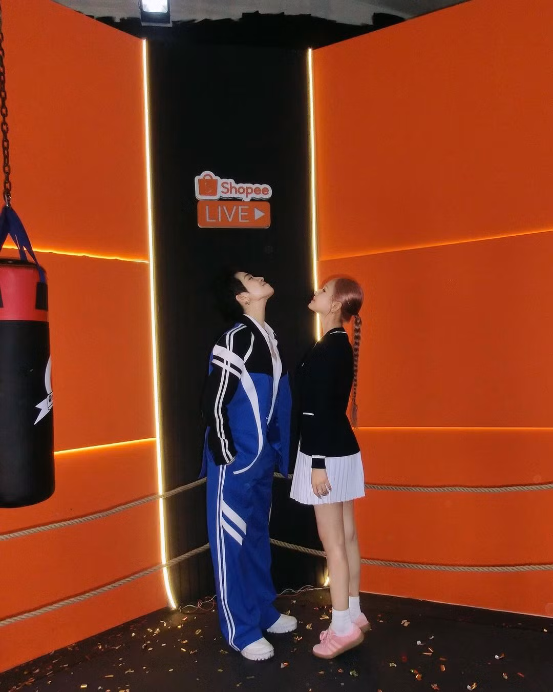 Từ việc xuất hiện cùng trên livestream, cặp đôi Xoài Non và Gil Lê bị bắt gặp tình tứ nhiều lần ngoài đời.