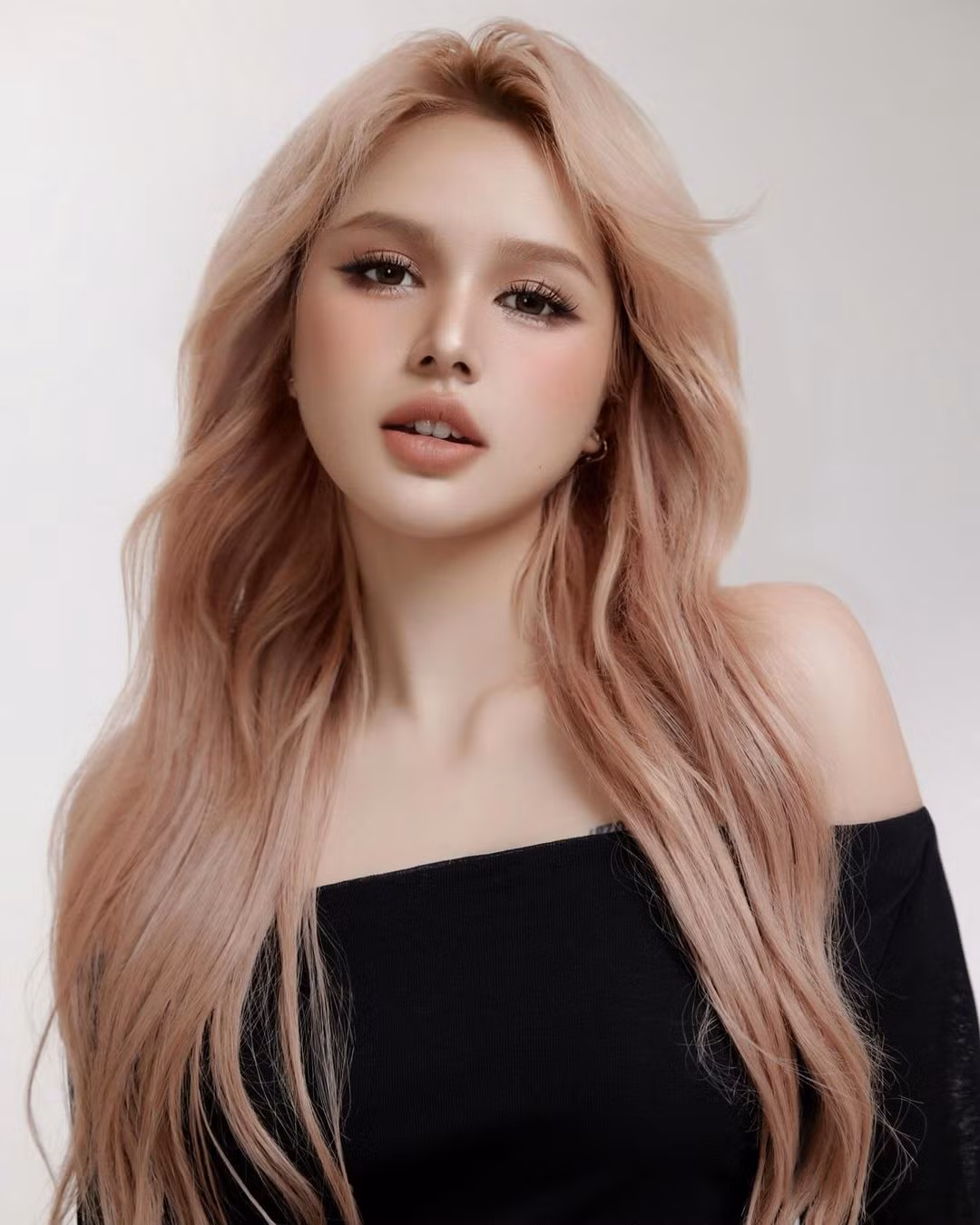 Nếu như trước đây, Xoài Non thường xuất hiện với phong cách trẻ trung, pha chút quậy, nghịch ngơm thì mới đây, trong bộ ảnh mới, cô nàng lột xác hoàn toàn từ phong cách, thần thái.