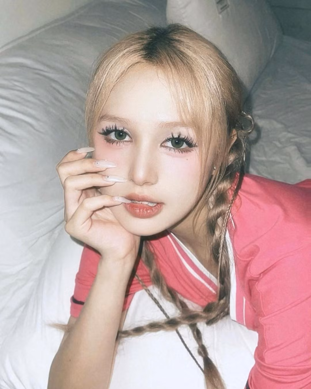 Dù chưa lên tiếng chính thức xác nhận về tin đồn hẹn hò, thế nhưng cặp đôi không ngại thoải mái "phát cẩu lương" trên các livestream gần đây. Có thể thấy, Xoài Non - Gil Lê không bị ảnh hưởng quá nhiều bởi những lời bàn tán của dư luận, cả 2 bên nhau theo cách bình yên đầy ngọt ngào. (Ảnh: IGNV)