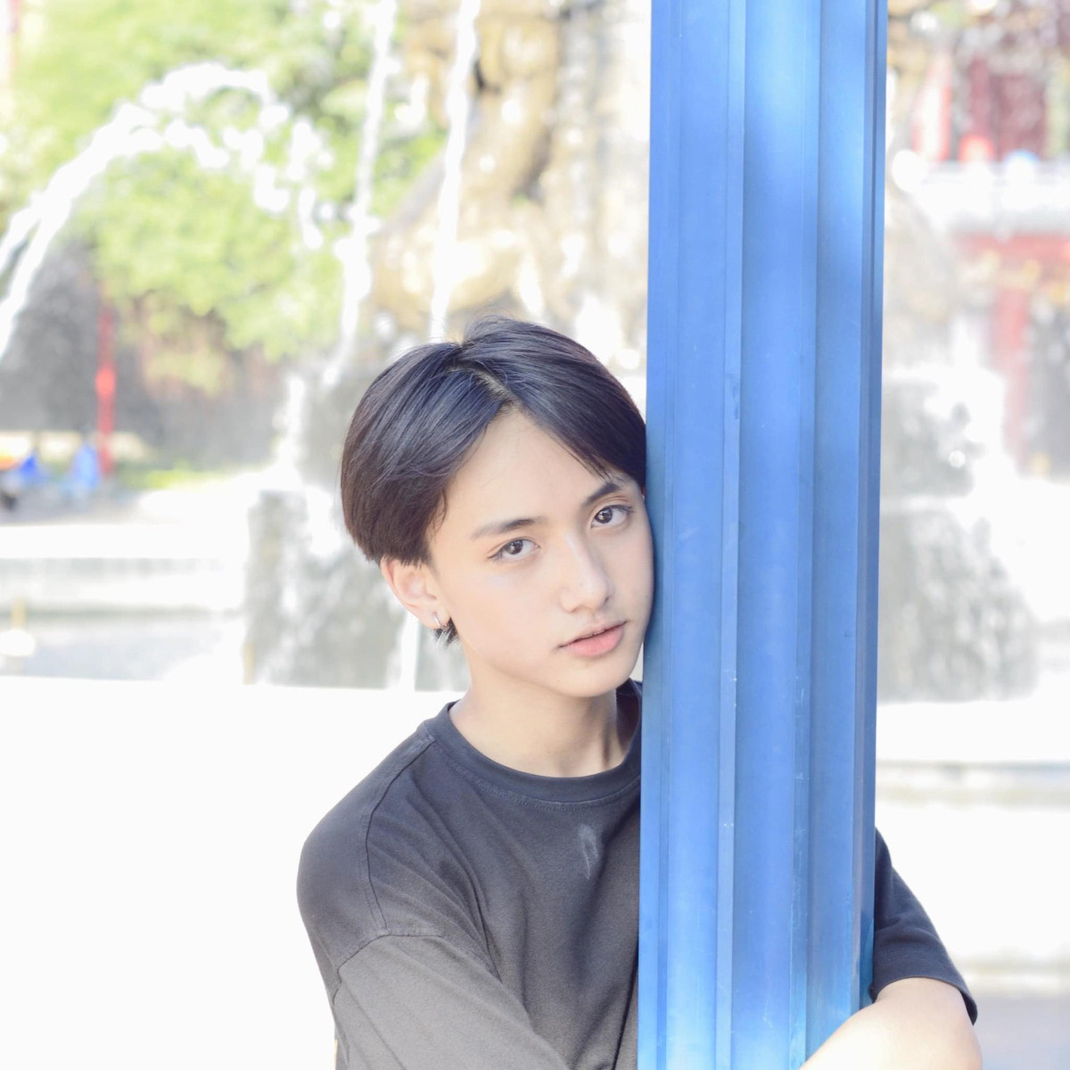 Tuy nhiên, rào cản tâm lý vẫn luôn cản trở nam sinh ngày ấy sống đúng với giới tính thật của mình. Cậu chàng vẫn phải "gồng" trước mặt bố mẹ chứ không dám nói ra.