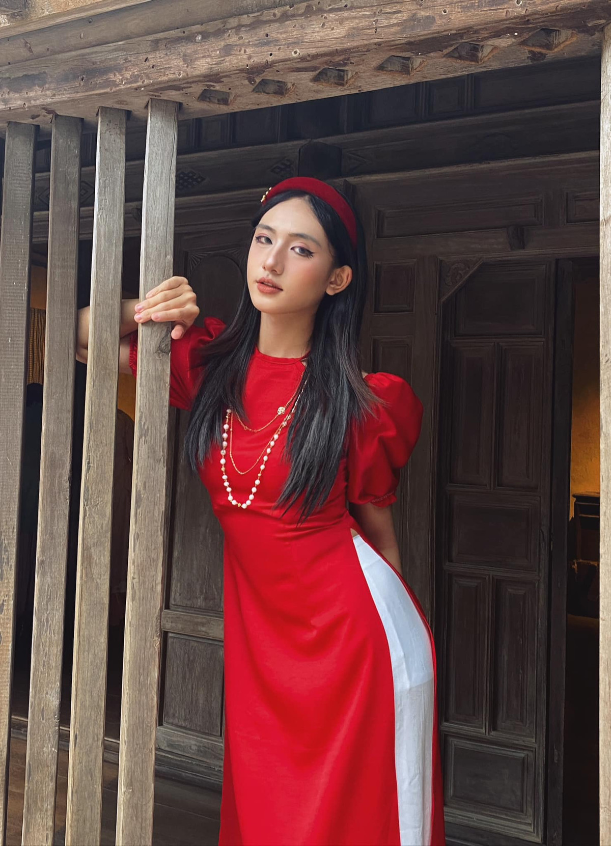 Sự việc được gia đình Nhã vô tình biết đến khi mẹ của cậu chàng lúc ấy phát hiện việc chia sẻ một video có nội dung nói đến chuyện thừa nhận giới tính thật, cậu chàng đành phải thừa nhận dù chưa thực sự sẵn sàng tâm lý cho chuyện này. Gia đình cũng có nhiều sự xáo trộn, bố mẹ Nhã hoàn toàn không chấp nhận được sự thật con trai mình lại mang tâm hồn là một cô gái.