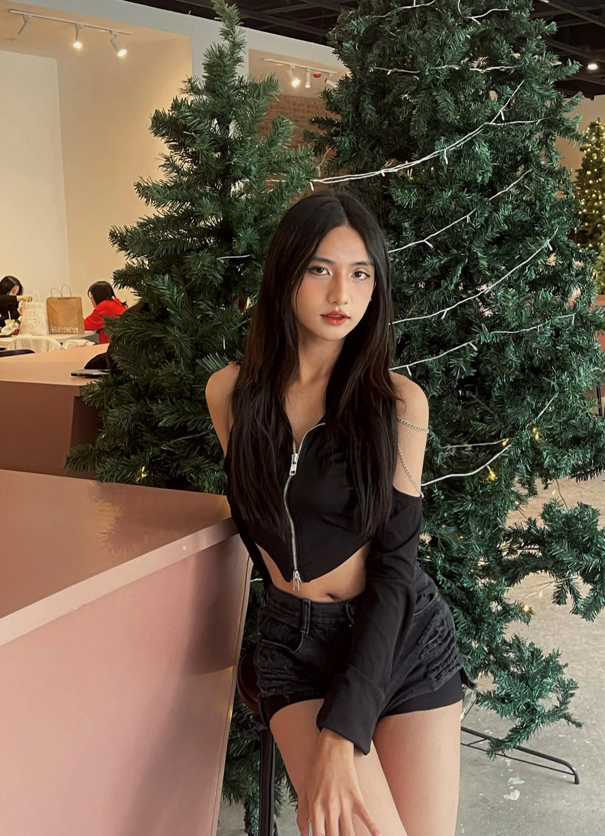 Năm nhất Đại học, Phương Nhã tìm mọi cách chứng minh bản thân với gia đình. Cô đạt Ielts 7.0; giành nhiều giải thưởng từ các cuộc thi người mẫu, hùng biện: Quán quân BeUVeddete 2024; Á quân MC on the Mic: Eleanora 2024; Á quân cuộc thi hùng biện Exordia Debate Championship...