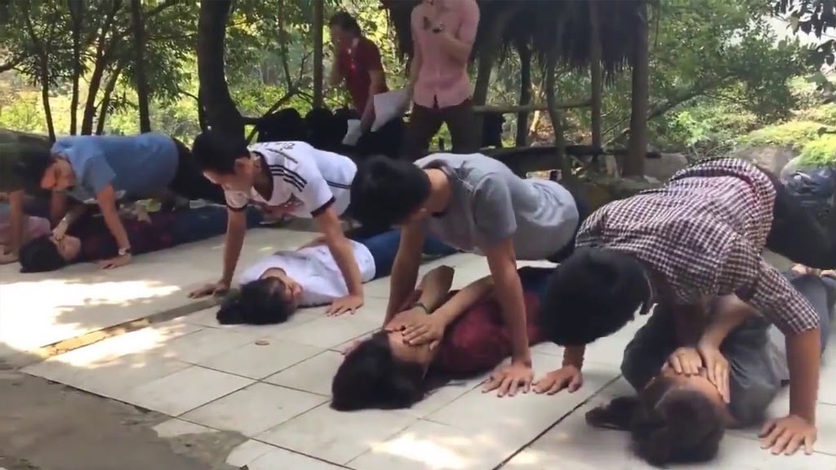 Việc chơi team buiding trong các chuyến du lịch gần đây được rất nhiều công ty áp dụng để tạo nên sự gắn kết các thành viên trong công ty. Tuy nhiên việc cân nhắc các trò chơi sao cho phù hợp với thuần phong mỹ tục, vừa thú vị và tạo sự thoải mái cần được cân nhắc kỹ. (Ảnh: tổng hợp Facebook)