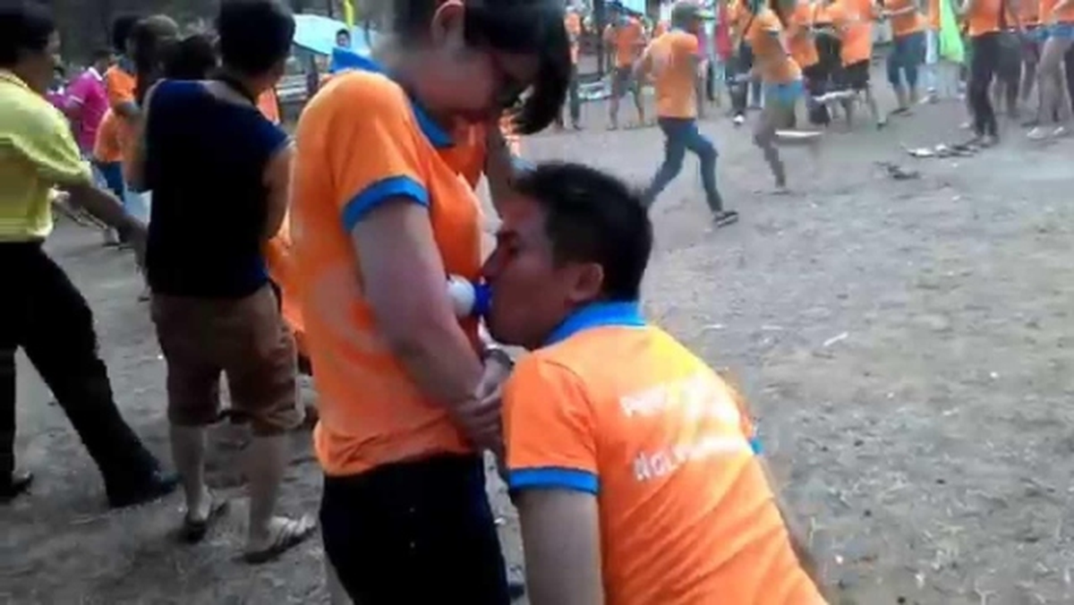 Các trò team building khai thác sự đụng cảm, hoặc liên tưởng đến các hành động phản cảm làm trò cười.