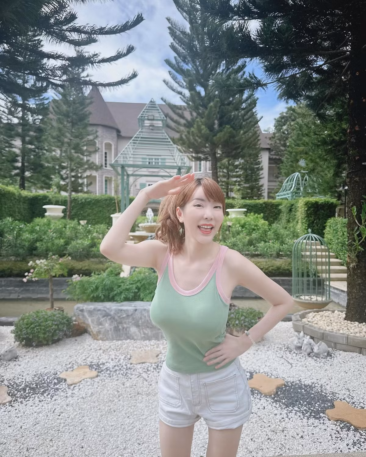 Ngoài loạt ảnh gợi cảm khoe dáng, Parvinee Tatiyakajohnlert cũng cosplay thành một số nhân vật truyện tranh và được nhận xét như xé truyện bước ra.