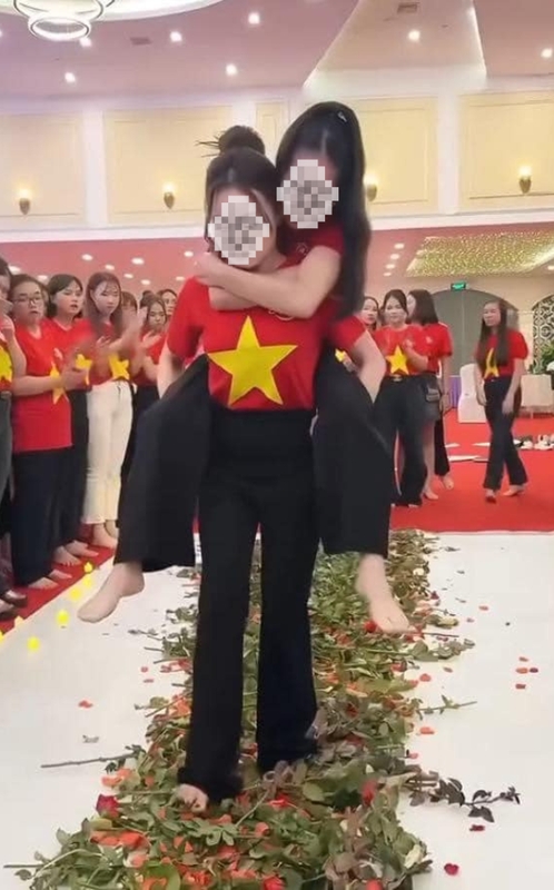 Có vẻ như những cành hoa hồng còn nguyên gai, vì nhìn gương mặt của những người thực hiện đều không mấy thoải mái. Sau khi đi hết đoạn đường, người tham gia phải hô to "Tôi làm được". Được biết phần thưởng dành cho người chiến thắng là sự hãnh diện ngẩng cao đầu khi nhận tràng pháo tay công nhận từ những người trong công ty.