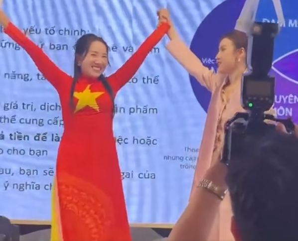 Sau khi hoàn thành bài diễn thuyết, cô gái này còn cười tươi ăn mừng, cùng với tiếng vỗ tay cổ vũ phía dưới sân khấu.