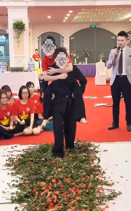 Trước đó không lâu, trên MXH cũng xôn xao về đoạn video ghi lại trò chơi team building của 1 công ty với cách thức "lố lăng" và "kỳ lạ" không kém.